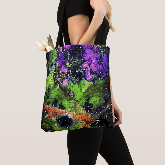 Lilac-Blume und Blätter in geschnitztem Mosaik Tasche (Von Nahem)