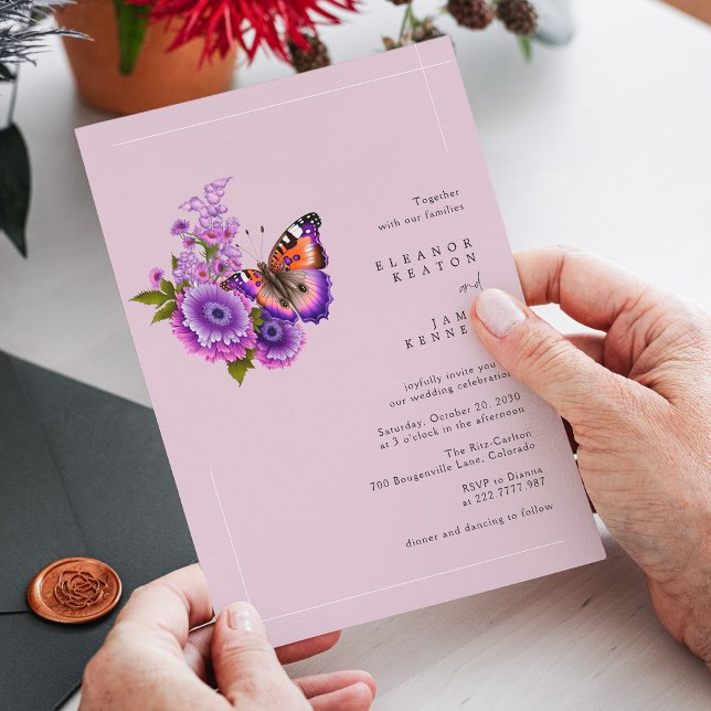 Lilac Butterfly Dream | Moderne Hochzeitstypografi Einladung (Purple Floral Butterfly_ Modern Rustic Wedding Invitation)