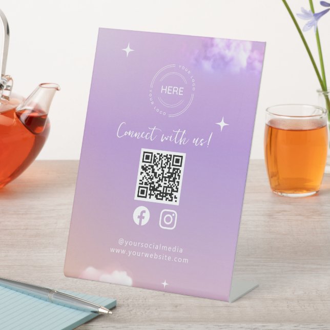 Lilac Connect with US Social Media QR Code Sockelschild (In Situ)
