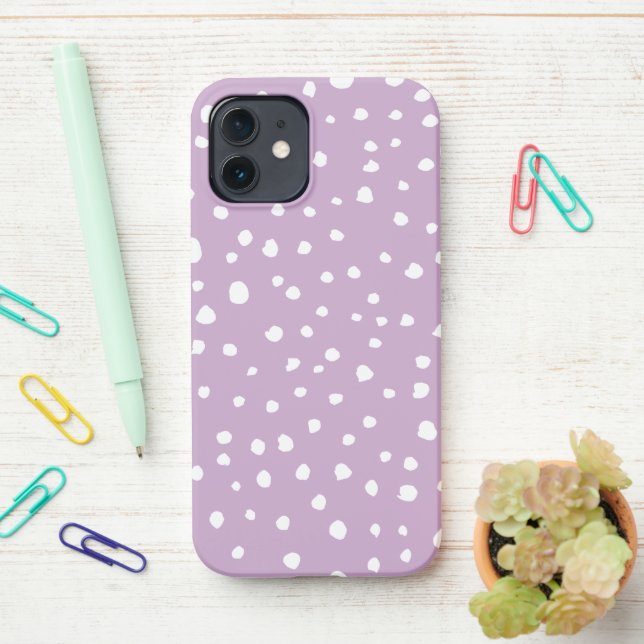 Lilac-Dalmatiner-Punkte, Dalmatiner-Punkte, gepunk iPhone 12 Hülle (Auf dem Schreibtisch)