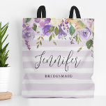 Lilac Floral and Stripes Bridesmaid Monogramm Tasche<br><div class="desc">Mit Monogramm Taschen machen das Geschenk für Ihre Brautmädchen und Hochzeitsfeier. Dieses hübsche Design zeichnet sich durch eine florale Wasserfarbe in Pastelltönen lila und grün auf einem lavenreifer gestreiften Hintergrund aus. Personalisieren Sie jede Tasche mit dem Namen Ihrer Brautmädchen und fügen Sie die Braut und Bräutigam das erste und Hochzeitdatum...</div>