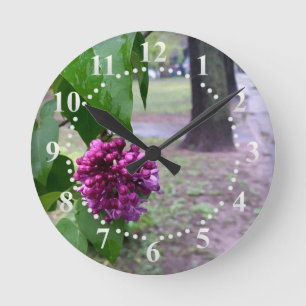 lilac flower in the rain runde wanduhr