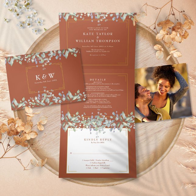 Lilac Foliage Terracotta Monogram Foto Wedding Dreifach Gefaltete Einladung (Lilac Foliage Terracotta Monogram Photo Wedding Tri-Fold Invitation)