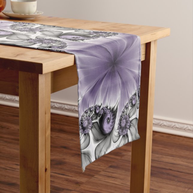 Lilac Illusion Abstraktes florales Fraktal Kunstfa Großer Tischläufer (Beispiel)
