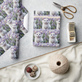 Lilac Laurel auf einem weißen Kitten Geschenkpapier