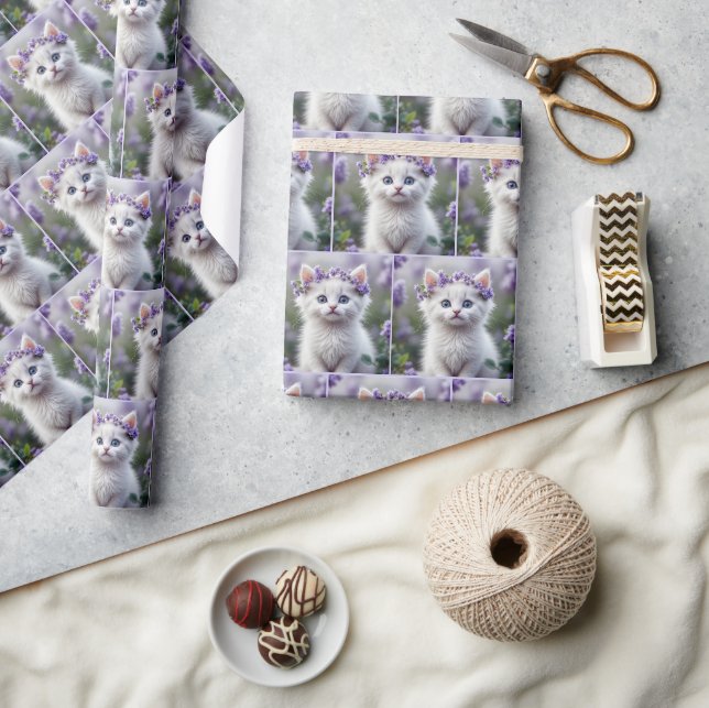 Lilac Laurel auf einem weißen Kitten Geschenkpapier (Kunsthandwerk)