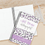 Lilac Leopard druckt Hot Mess und macht meinen bes Planer<br><div class="desc">Hot Mess aber tun mein bester,  personalisierter Planer mit Leopard Print-Design. Einfach,  mädchenhaft und trendig mit modernem Zitat in handgeschriebener Typografie - perfekt für Schule,  Büro und Multitasking-Mommas!</div>