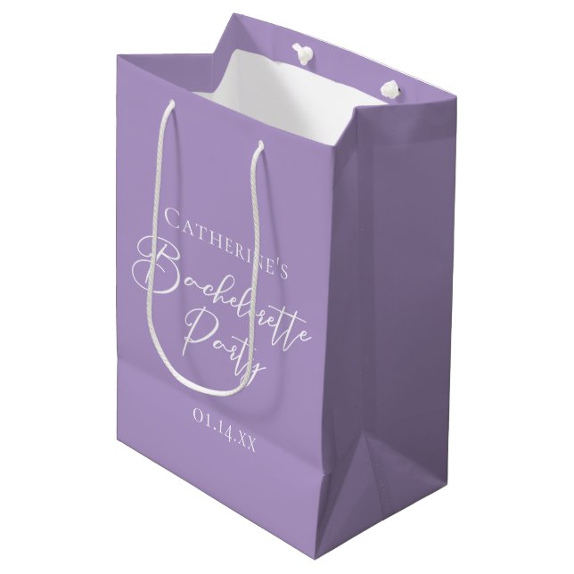 Lilac Purple Bachelorette Party Personalized Mittlere Geschenktüte (Vorderseite Schrägansicht)