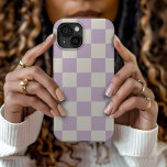 Lilac Retro Karo Case-Mate iPhone Hülle<br><div class="desc">Trendy boho Schachbrettmuster Druck-Handy Gehäuse in staubigen Lavendel lila und Elfenbeinfarben. Verwenden Sie die Entwurfswerkzeuge, um eigene Monogramme, Namen oder andere Texte hinzuzufügen oder die Hintergrundfarbe zu ändern, um eine einzigartige Geräteabdeckung zu erstellen.</div>