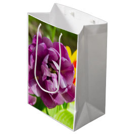 Lilac tulips an einem sonnigen Tag Mittlere Geschenktüte