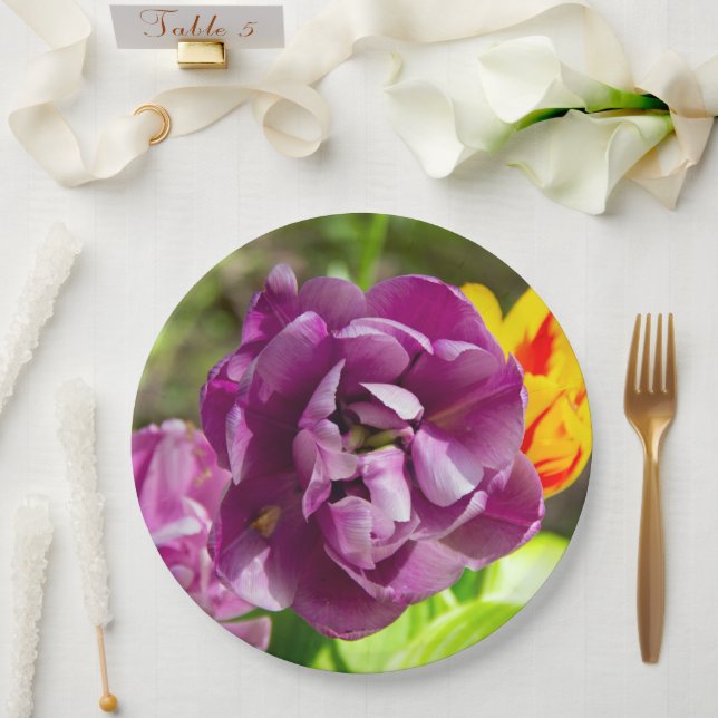 Lilac tulips an einem sonnigen Tag Pappteller (Hochzeit)