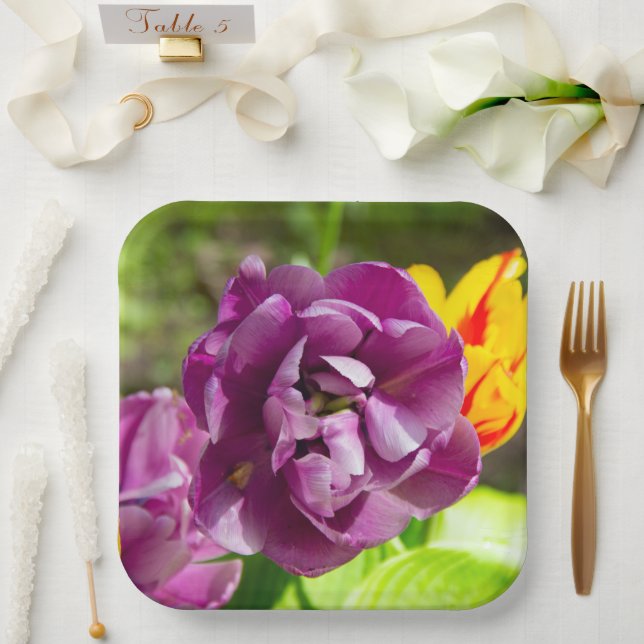 Lilac tulips an einem sonnigen Tag Pappteller (Hochzeit)