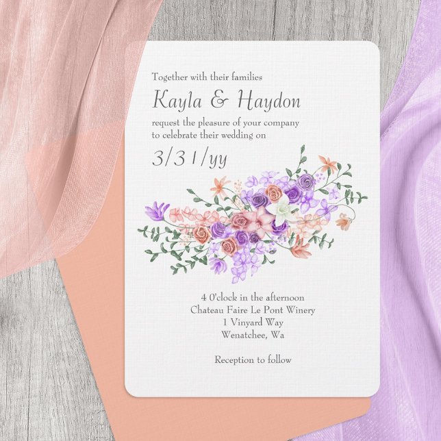 Lilac und Peach Rose Bouquet Einladung zur Hochzei (Lilac and peach wedding invitations, purple lavender rose bouquet, leafy green vines, ivory flowers)