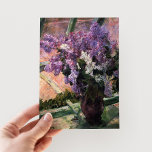 Lilacs in einem Fenster | Mary Cassatt Postkarte<br><div class="desc">Lilacs in a Window (1880) von der amerikanischen Impressionistin Mary Cassatt. Original-Kunstwerk ist ein Ölgemälde auf der Leinwand,  das ein Stillleben mit einer Vase lila Blume darstellt. Verwenden Sie die Entwurfstools,  um einen benutzerdefinierten Text hinzuzufügen oder das Bild zu personalisieren.</div>