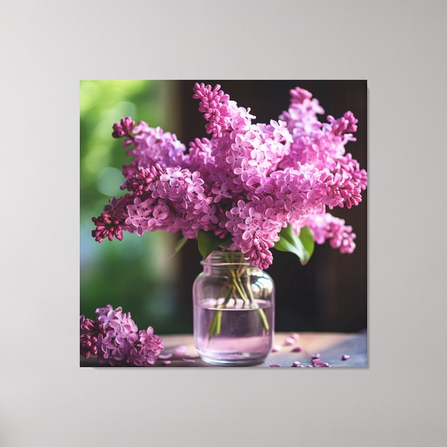 Lilacs in einer Glasvase mit Feldtiefe Leinwanddruck (Vorderseite)
