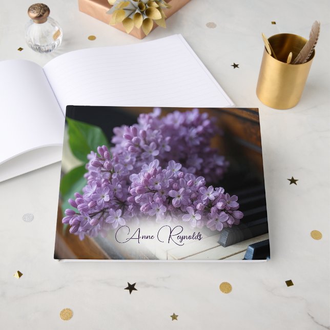 Lilacs On Old Piano Keys Gästebuch (Vorderseite Offen)