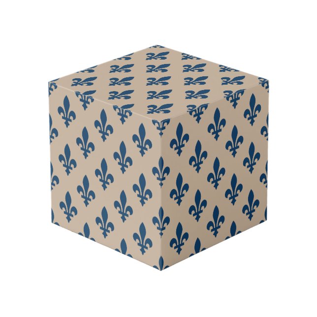 Lilie Pattern, Royal French Blue on Cream Würfel (Vorderseite Schrägansicht)