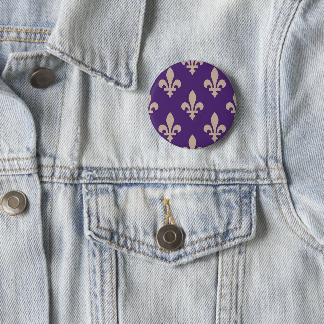 Lilie Pattern, Royal French Cream auf Lila Button (Beispiel)