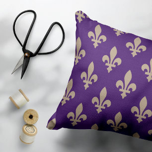 Lilie Pattern, Royal French Cream auf Lila Dekokissen