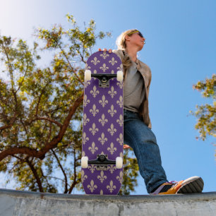 Lilie Pattern, Royal French Cream auf Lila Skateboard
