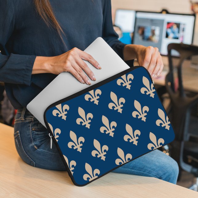Lilie Pattern, Royal French, Cream on Blue Laptopschutzhülle (Von Creator hochgeladen)