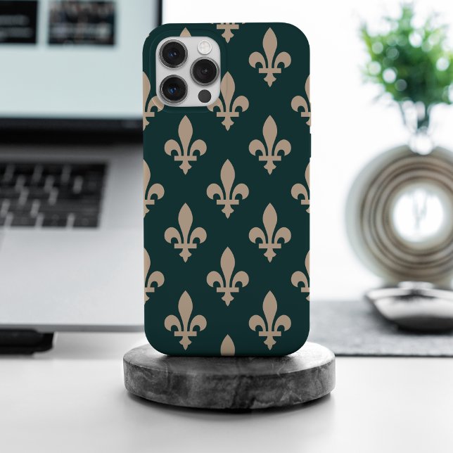Lilie Pattern, Royal French Cream on Green Case-Mate iPhone Hülle (Von Creator hochgeladen)