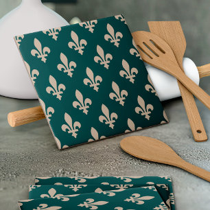 Lilie Pattern, Royal French Cream on Green Fliese