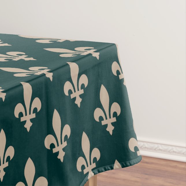 Lilie Pattern, Royal French Cream on Green Tischdecke (Beispiel)