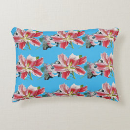 Lilien in Blau und Rosa Dekokissen