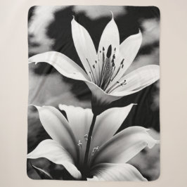 Lilien in Schwarz und Weiß auf einem Sherpa-Blanke Sherpadecke