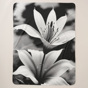 Lilien in Schwarz und Weiß auf einem Sherpa-Blanke Sherpadecke