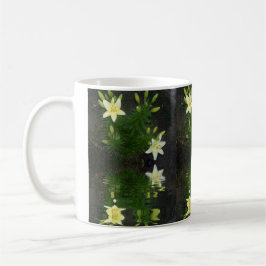 Lilien reflektiert in Wasser auf dunklem Hintergru Kaffeetasse