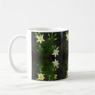 Lilien reflektiert in Wasser auf dunklem Hintergru Kaffeetasse