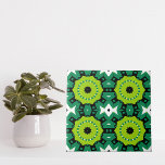 Lime Green Black & White Geometric Muster Fliese<br><div class="desc">Moderne,  lebendige Keramik-Fliesen-Design mit einem nahtlosen Muster aus geometrischen Formen in Kalkgrün,  Smaragdgrün,  Schwarz und Weiß.</div>