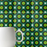 Lime Green Black & White Mosaic Geometric Muster Fliese<br><div class="desc">Modernes,  elegantes Keramik-Fliesen-Design mit einem nahtlosen Muster aus geometrischen Formen in Smaragdgrün,  Kalkgrün,  Schwarz und Weiß.</div>