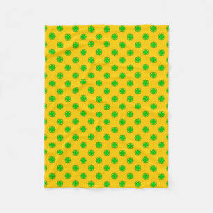 Lime Green Clover Ribbon von Kenneth Yoncich Fleecedecke