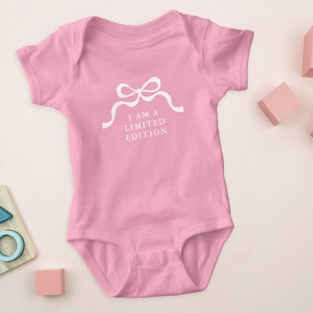 Limited Edition Baby Pink Retro Modern Girl Bows  Baby Strampler (Von Creator hochgeladen)