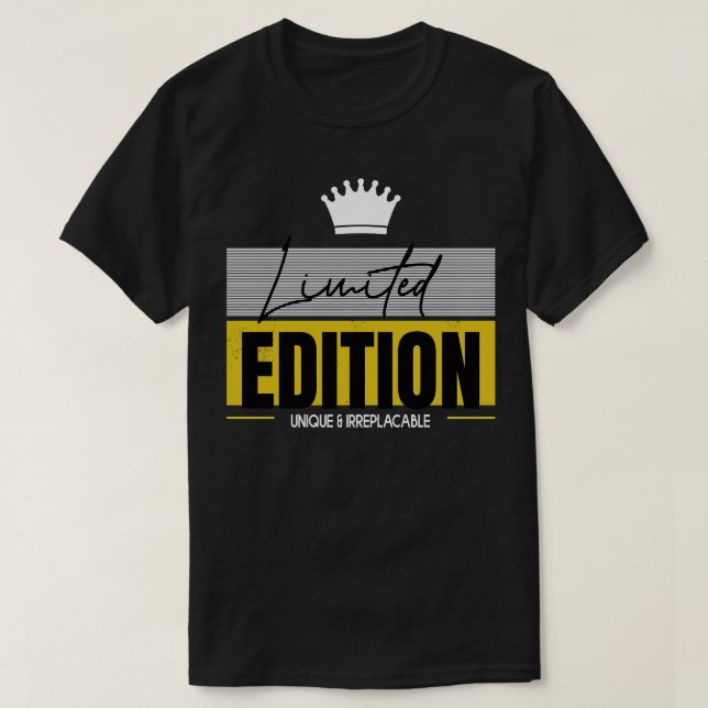 Limited Edition Moderne Typografie Einzigartigkeit T-Shirt (Design vorne)
