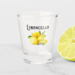 Limoncello Italienischer Likör Schnapsglas<br><div class="desc">Dieses Limoncello-Schussglas ergänzt Ihre Bar mit seiner Aquarelllemonenanordnung und dem Vintagen Schattentext. Saluti!</div>