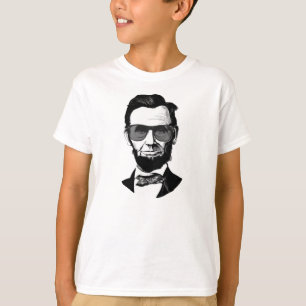 Lincoln, das Sonnenbrille trägt T-Shirt
