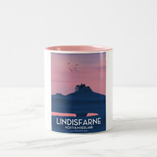 Lindisfarne Northumberland Castle Reiseplakat. Zweifarbige Tasse