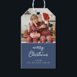 Line art mistletoblue & white Christmas Wappen Geschenkanhänger<br><div class="desc">Dieses individuell gestaltbare Weihnachtsgeschenktag fügt Ihren Urlaubsgeschenken die perfekte Touch hinzu. Eine Seite des Tags ist mit einem Ihrer Lieblings-Fotos und Ihrer persönlichen Grußbotschaft anpassbar. Auf der Rückseite befindet sich ein elegantes Kunstmistletoe-Wappen-Design, das mit Ihrem Monogramm für eine raffinierte, maßgeschneiderte Touch angepasst werden kann und das perfekt ist, um all...</div>