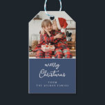 Line art mistletoblue & white Christmas Wappen Geschenkanhänger<br><div class="desc">Dieses individuell gestaltbare Weihnachtsgeschenktag fügt Ihren Urlaubsgeschenken die perfekte Touch hinzu. Eine Seite des Tags ist mit einem Ihrer Lieblings-Fotos und Ihrer persönlichen Grußbotschaft anpassbar. Auf der Rückseite befindet sich ein elegantes Kunstmistletoe-Wappen-Design, das mit Ihrem Monogramm für eine raffinierte, maßgeschneiderte Touch angepasst werden kann und das perfekt ist, um all...</div>