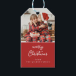 Line art mistletored & white Christmas Wappen Geschenkanhänger<br><div class="desc">Dieses individuell gestaltbare Weihnachtsgeschenktag fügt Ihren Urlaubsgeschenken die perfekte Touch hinzu. Eine Seite des Tags ist mit einem Ihrer Lieblings-Fotos und Ihrer persönlichen Grußbotschaft anpassbar. Auf der Rückseite befindet sich ein elegantes Kunstmistletoe-Wappen-Design, das mit Ihrem Monogramm für eine raffinierte, maßgeschneiderte Touch angepasst werden kann und das perfekt ist, um all...</div>