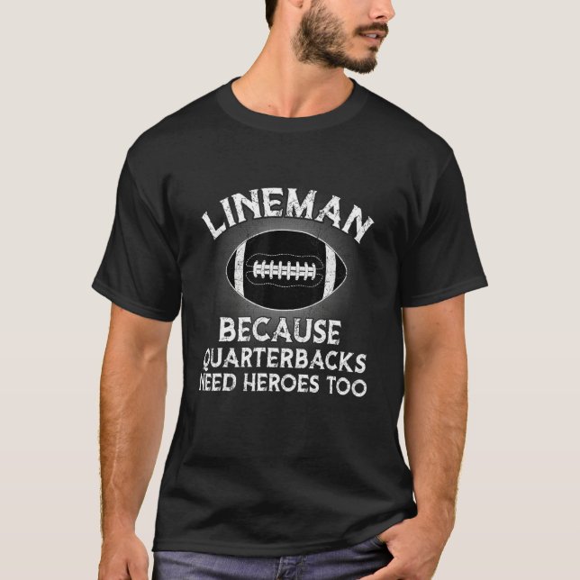 Lineman Because Quarterbacks Need Heroes Football  T-Shirt (Vorderseite)