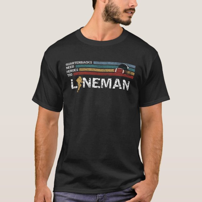 Lineman Because Quarterbacks Need Heroes Football  T-Shirt (Vorderseite)