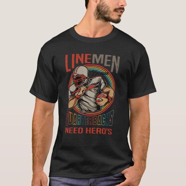 Lineman Because Quarterbacks Need Heroes Too Footb T-Shirt (Vorderseite)