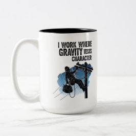 Lineman Quote Mug - I Work Where Gravity Tests  Zweifarbige Tasse