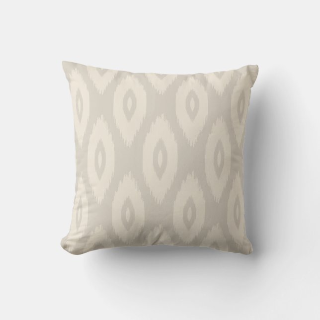 Linen Beige und Ivory Tribal Ikat Dots Kissen (Vorderseite)