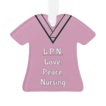 L'infirmière de LPN frotte l'ornement